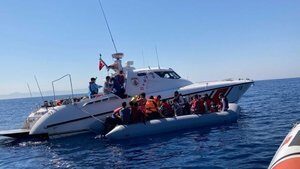 İzmir’de 44 göçmen kurtarıldı