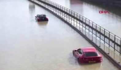 Londra’da otomobiller sular altında kaldı!