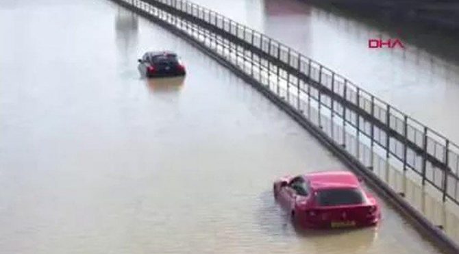 Londra’da otomobiller sular altında kaldı!