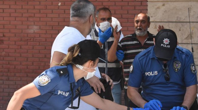 Maskesiz polise yakalandı, ceza kesilince kendisini tokatladı