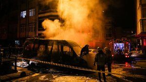 İstanbul’da servis minibüsü alev alev yandı