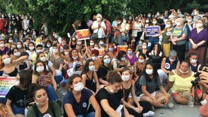 İzmir ve İstanbul’da kadına şiddete karşı eylem