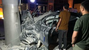 Otomobil reklam direğine çarptı: 2 ölü, 3 yaralı!
