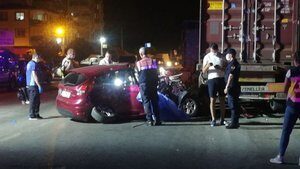 Otomobil TIR dorsesine çarptı: 1 ölü, 1 yaralı