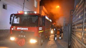 Pencereden girdikleri evi ateşe verdiler
