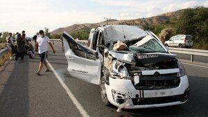 Hafif ticari araç TIR’a çarptı: 7 yaralı!