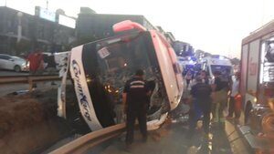 İstanbul’da yolcu otobüsü devrildi: Yaralılar var