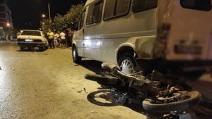 Motosiklet, park halindeki minibüse çarptı: 1 ölü