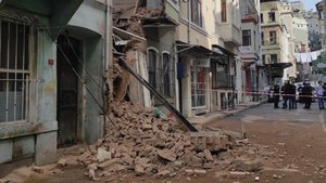 Beyoğlu’nda 2 katlı bina çöktü!