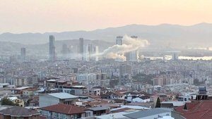 İzmir’de 8 katlı binanın çatısında yangın!
