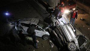 Bolu’da 2 otomobil köprüden düştü: 3 yaralı