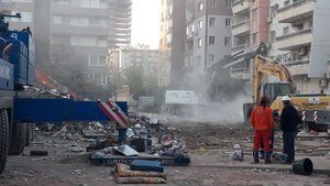 İzmir’de 180 bina hasar gördü