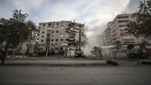 İzmir’de kontrollü yıkım sırasında korkutan olay!