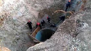Adana’da kuyu çöktü: 2 kişi toprak altında