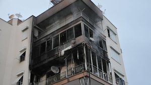 Antalya’da feci yangın! 2 kişi dumandan etkilendi