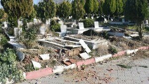 Manisa’da mezarlara çirkin saldırı