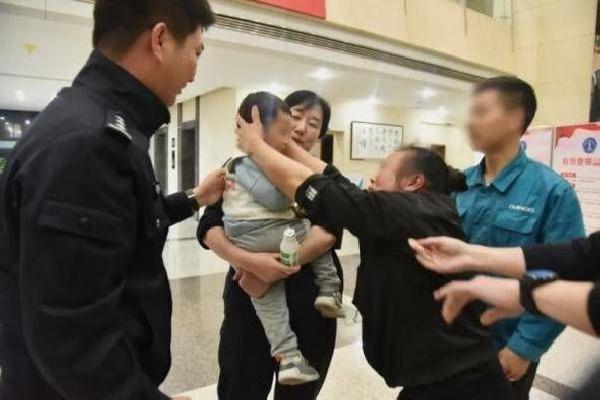 Çinli baba 2 yaşındaki oğlunu 202 bin TL'ye sattı! Sebebi adeta saç baş yoldurdu