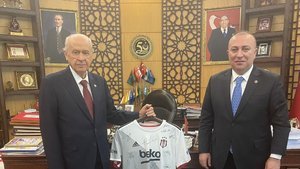 Bahçeli’ye imzalı Beşiktaş forması hediye edildi