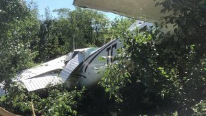 Eğitim uçağı bahçeye indi: 2 yaralı!