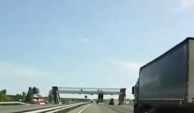 Rusya’da damperi açılan kamyon üst geçidi yıktı