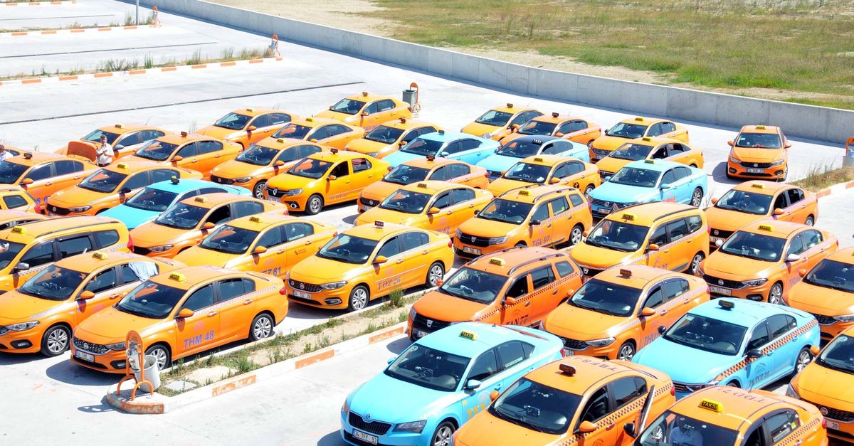 Havalimanında 300 taksi yine bağlandı