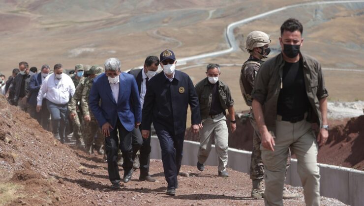 Bakan Akar ve komutanlar İran sınırında