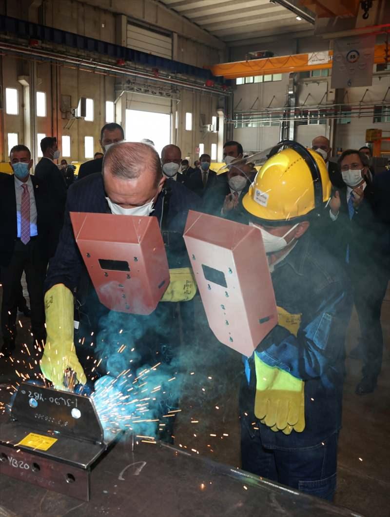 Cumhurbaşkanı Erdoğan, açılışın ardından bir fabrikayı gezerek yetkililerden bilgi aldı, kaynak yaptı.