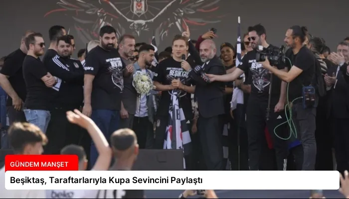 Beşiktaş, Taraftarlarıyla Kupa Sevincini Paylaştı