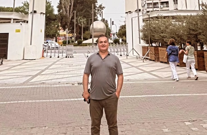 Umut Yılmazkeçeci’nin “Bir Bavul Umut” Kitabı, Göçmenlik Hikâyelerinin Derinliklerine İniyor